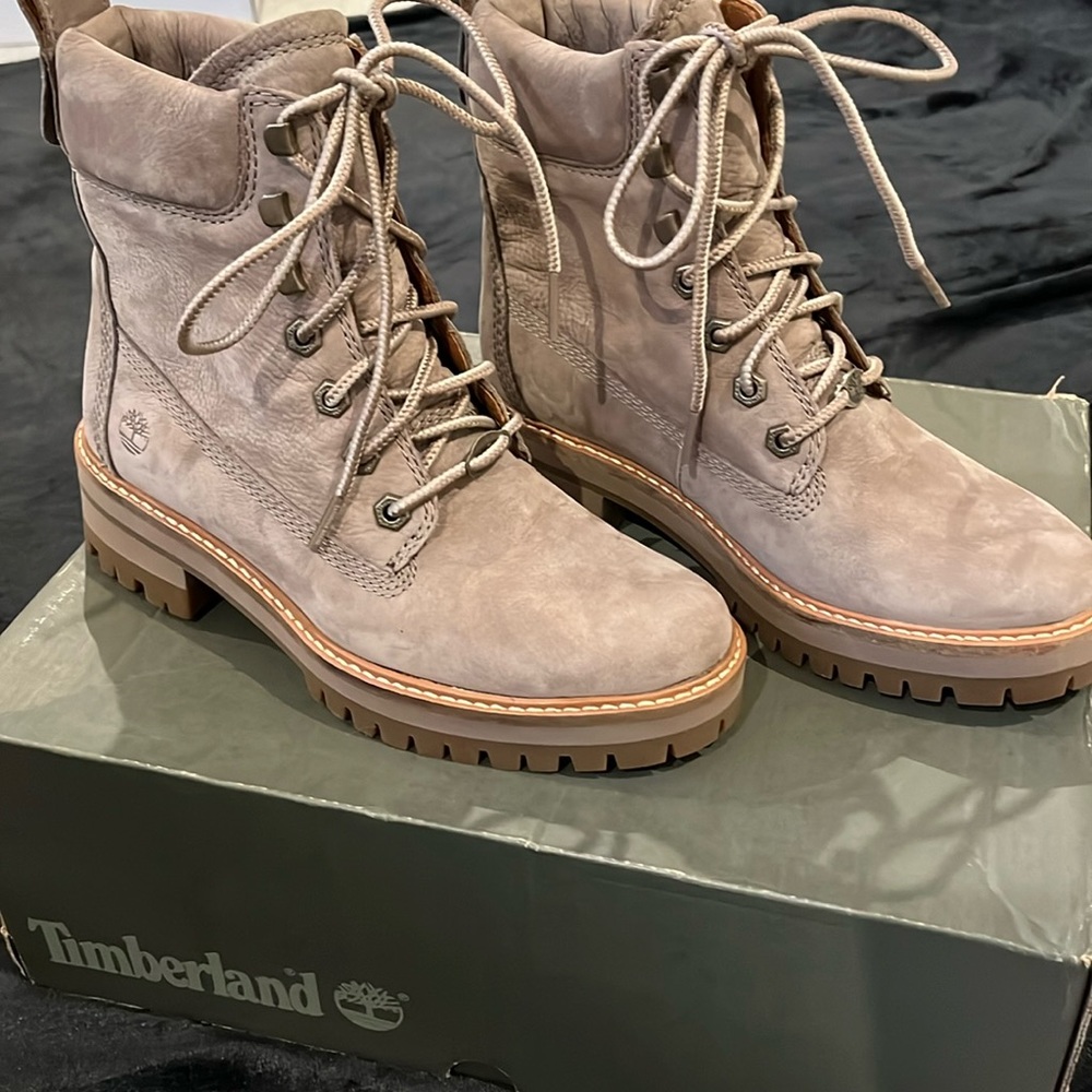 New in box Timberland Courmayeur lace up boot, size 6.5 M, gray/taupe suede.